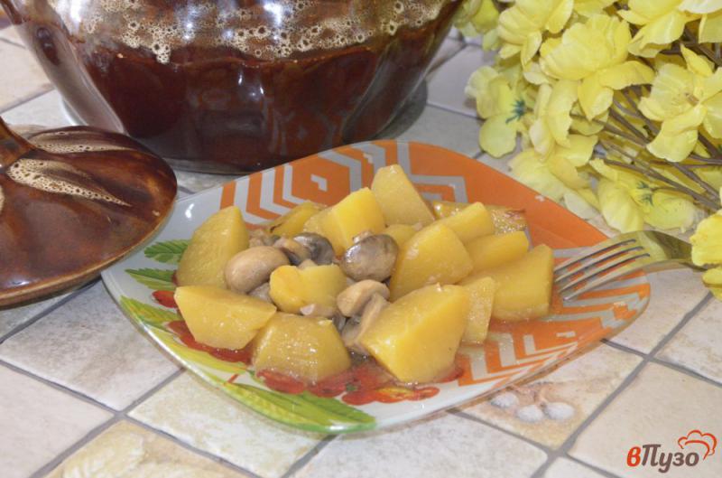 Фото приготовление рецепта: Постный картофель с шампиньонами в горшочке шаг №4