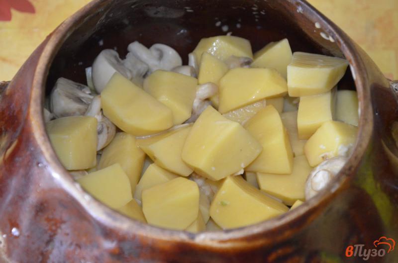 Фото приготовление рецепта: Постный картофель с шампиньонами в горшочке шаг №3