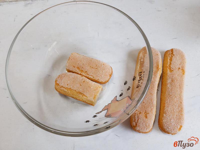 Фото приготовление рецепта: Десерт из савоярди со взбитыми сливками шаг №2