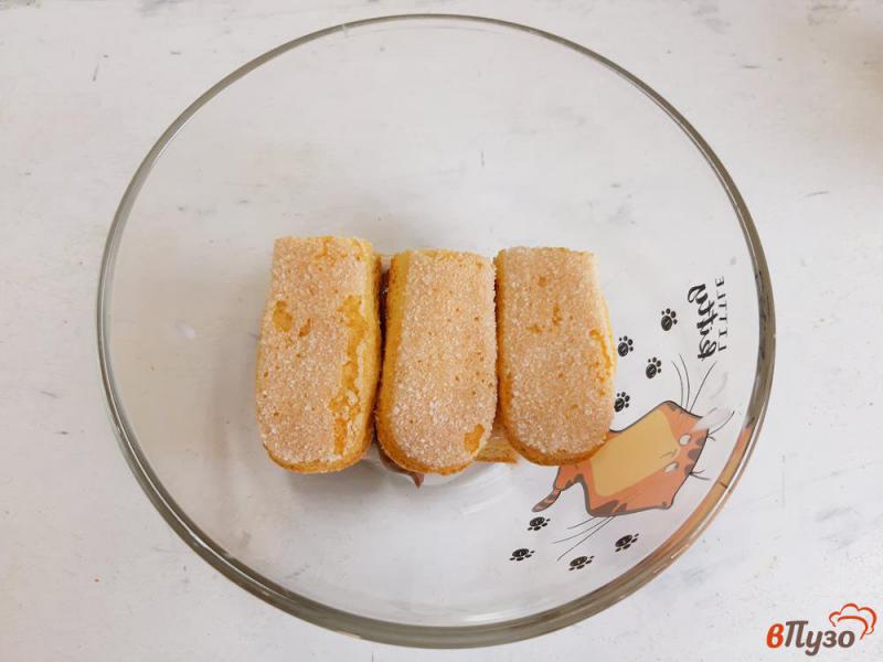 Фото приготовление рецепта: Десерт из савоярди со взбитыми сливками шаг №5