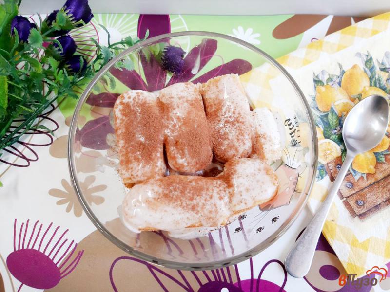 Фото приготовление рецепта: Десерт из савоярди со взбитыми сливками шаг №9