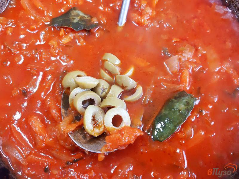 Фото приготовление рецепта: Солянка мясная с оливками и колбасками шаг №7