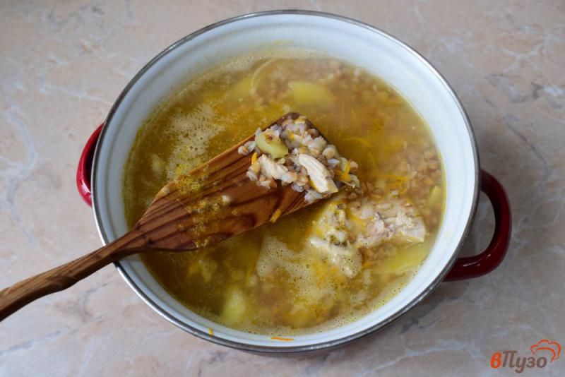 Фото приготовление рецепта: Гречневый суп с курицей шаг №4