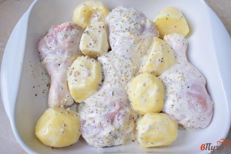 Фото приготовление рецепта: Куриные голени с горчицей и картофелем в духовке шаг №4