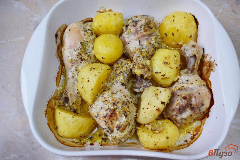 Фото приготовление рецепта: Куриные голени с горчицей и картофелем в духовке шаг №5