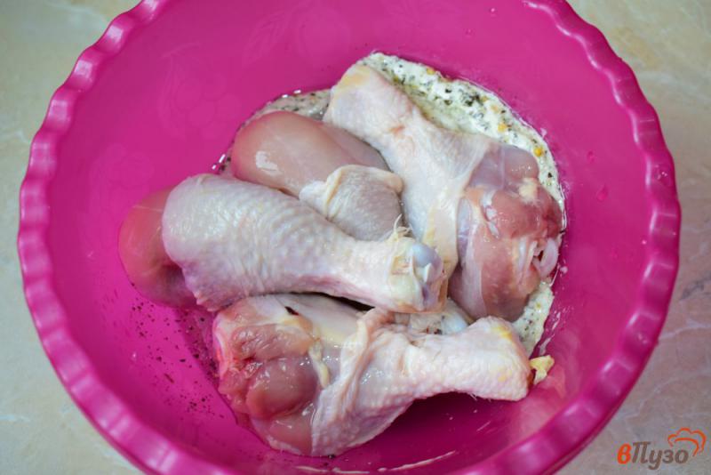 Фото приготовление рецепта: Куриные голени с горчицей и картофелем в духовке шаг №3