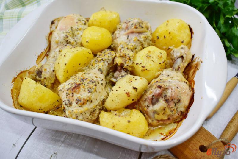 Фото приготовление рецепта: Куриные голени с горчицей и картофелем в духовке шаг №6