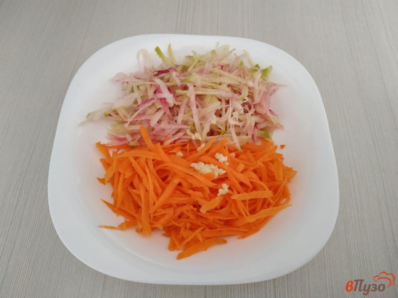 Фото приготовление рецепта: Салат из редьки и моркови шаг №3