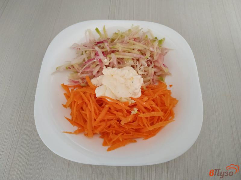 Фото приготовление рецепта: Салат из редьки и моркови шаг №4