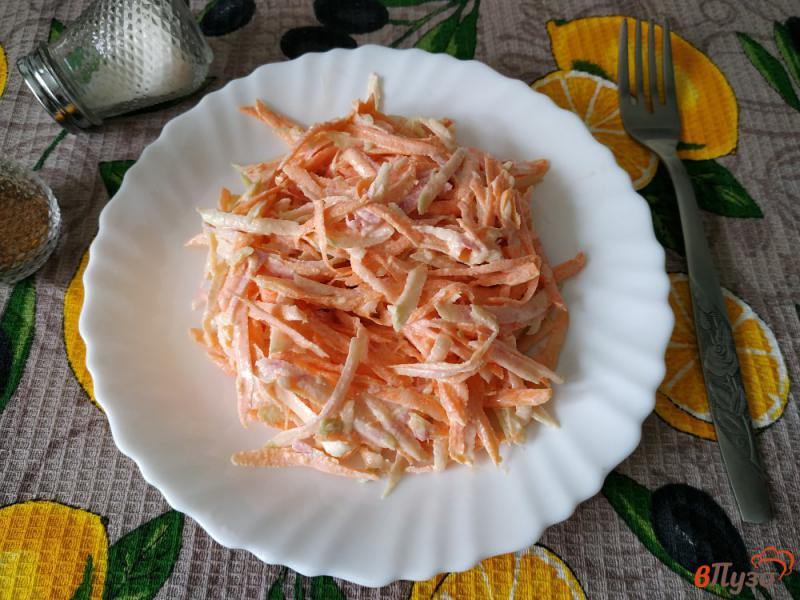 Фото приготовление рецепта: Салат из редьки и моркови шаг №5
