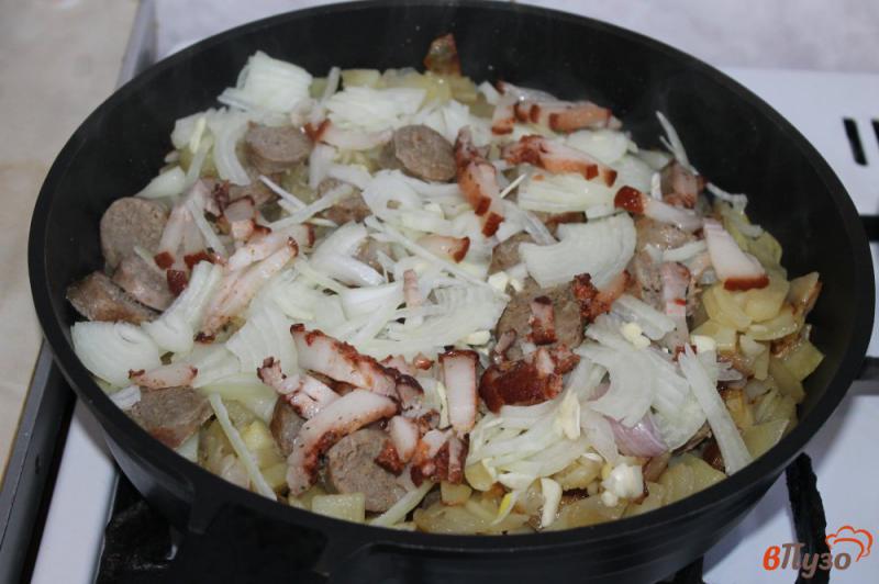 Фото приготовление рецепта: Жареный картофель с луком и домашней колбасой шаг №4