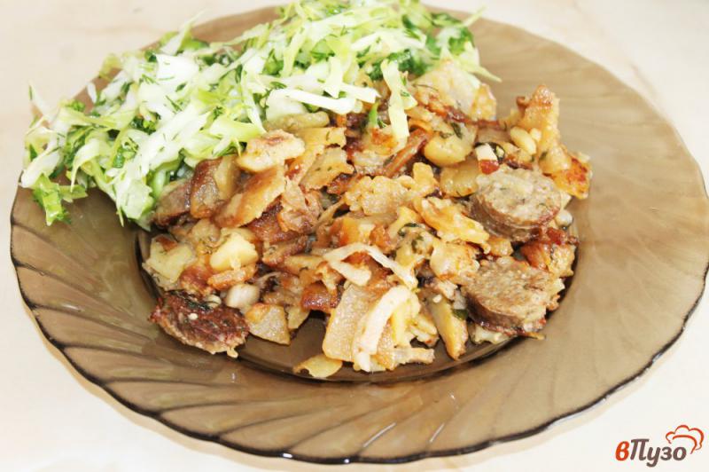 Фото приготовление рецепта: Жареный картофель с луком и домашней колбасой шаг №5