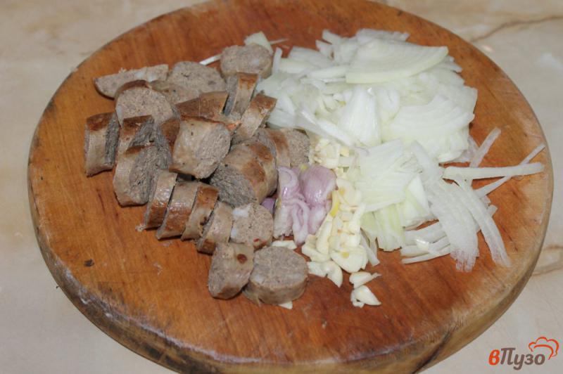 Фото приготовление рецепта: Жареный картофель с луком и домашней колбасой шаг №3