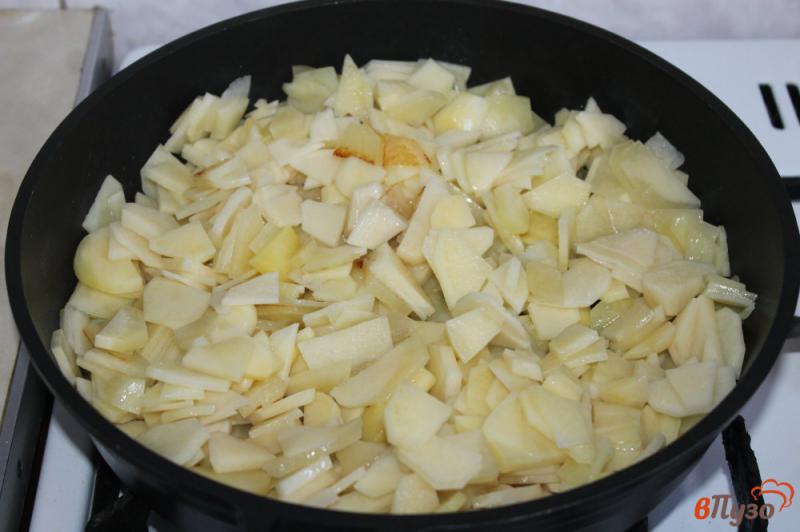 Фото приготовление рецепта: Жареный картофель с луком и домашней колбасой шаг №2