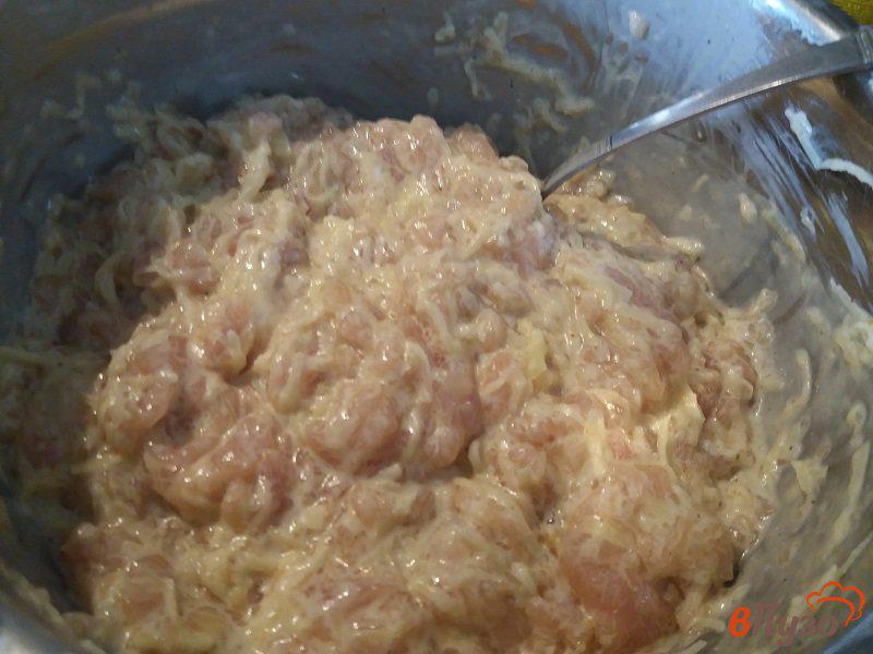 Фото приготовление рецепта: Куриные рубленные котлеты с сыром и картофелем шаг №7
