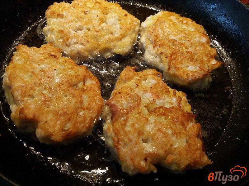 Фото приготовление рецепта: Куриные рубленные котлеты с сыром и картофелем шаг №9