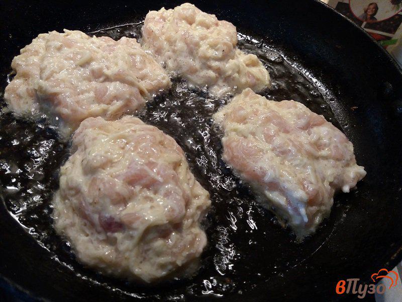 Фото приготовление рецепта: Куриные рубленные котлеты с сыром и картофелем шаг №8