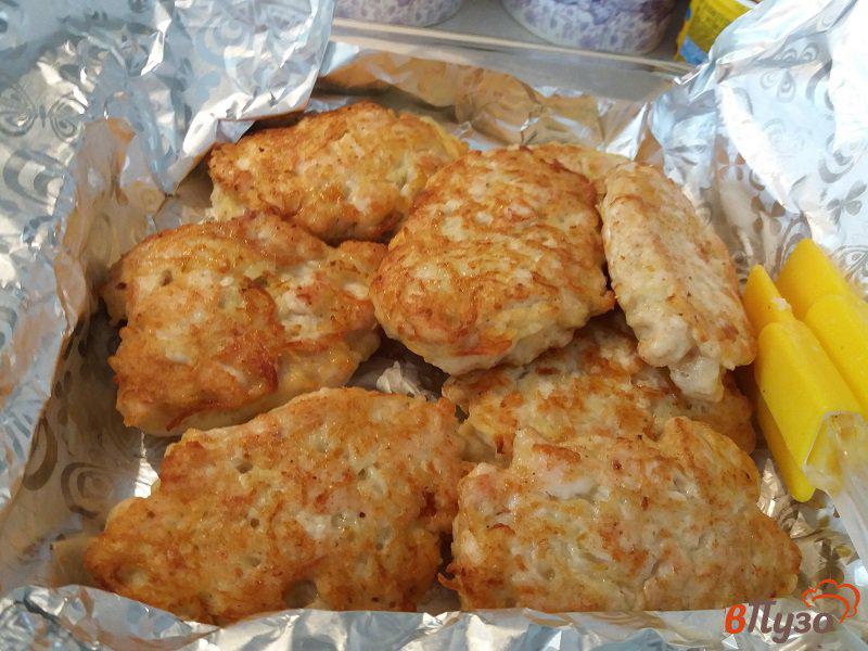 Фото приготовление рецепта: Куриные рубленные котлеты с сыром и картофелем шаг №10