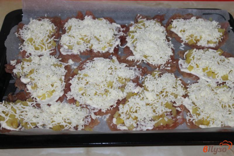 Фото приготовление рецепта: Куриные отбивные с сыром и ананасом шаг №5