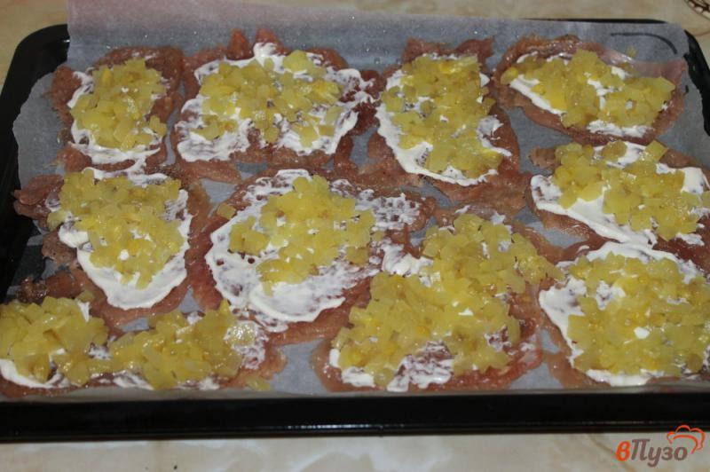 Фото приготовление рецепта: Куриные отбивные с сыром и ананасом шаг №4