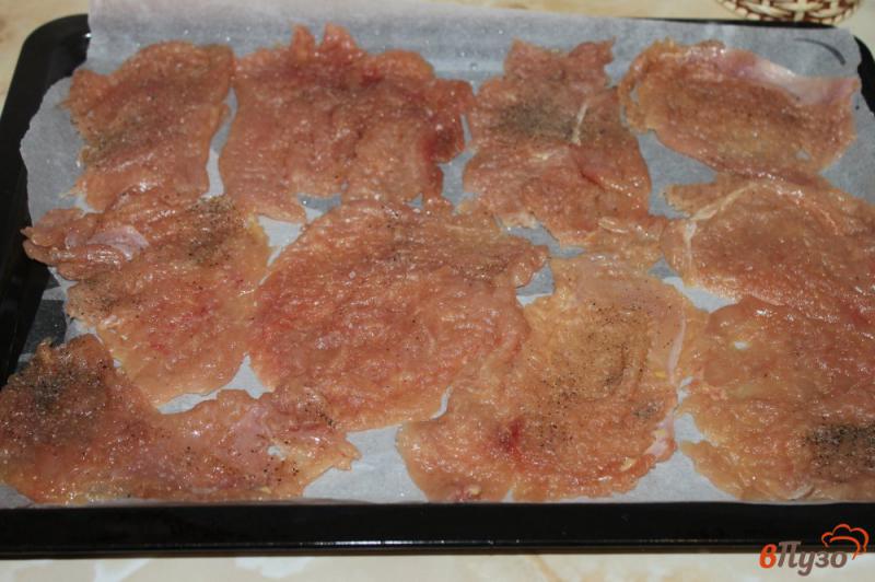Фото приготовление рецепта: Куриные отбивные с сыром и ананасом шаг №3