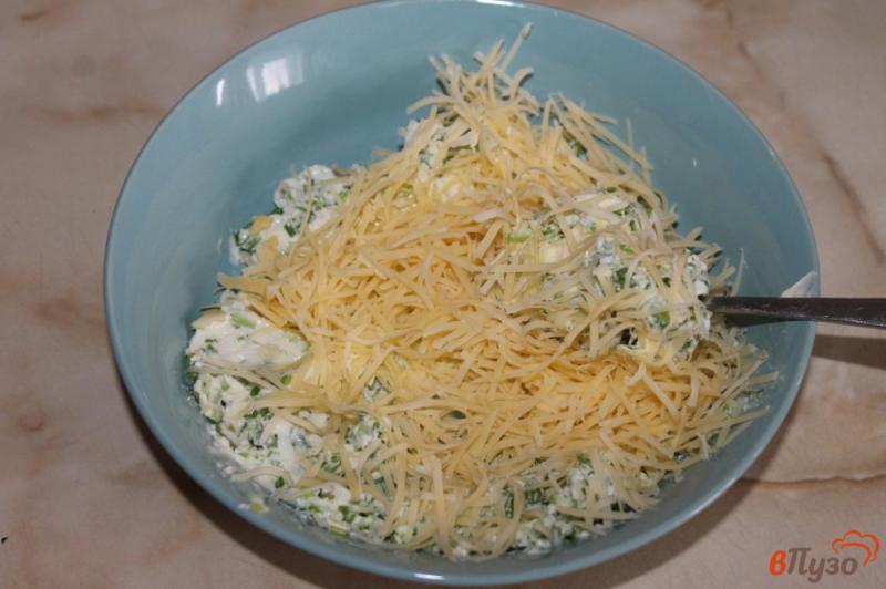 Фото приготовление рецепта: Закусочные блины с рыбой сыром и сливочным маслом шаг №2