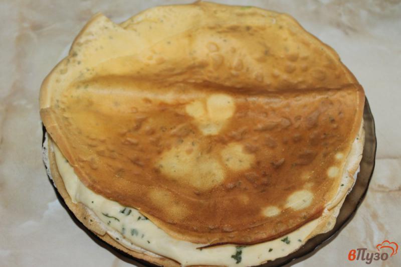 Фото приготовление рецепта: Закусочные блины с рыбой сыром и сливочным маслом шаг №5