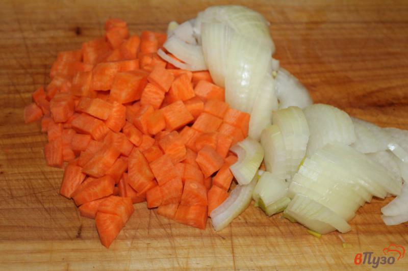 Фото приготовление рецепта: Куриная печень с грибами и морковью тушеная в сливках шаг №1