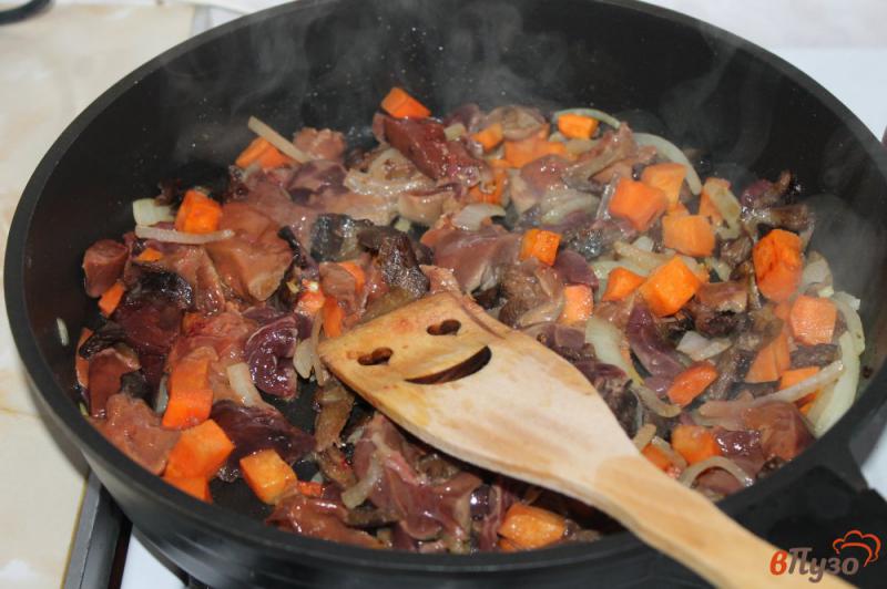 Фото приготовление рецепта: Куриная печень с грибами и морковью тушеная в сливках шаг №4