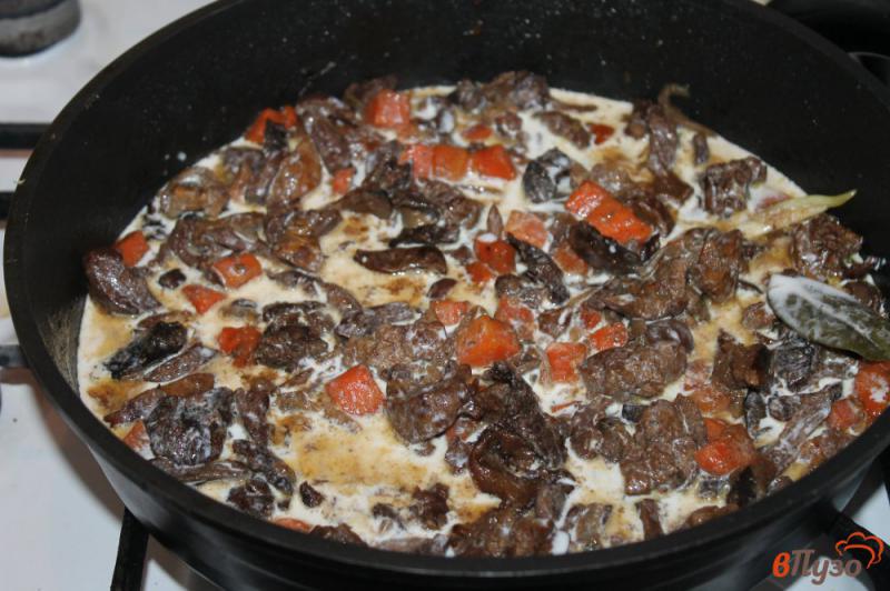 Фото приготовление рецепта: Куриная печень с грибами и морковью тушеная в сливках шаг №5