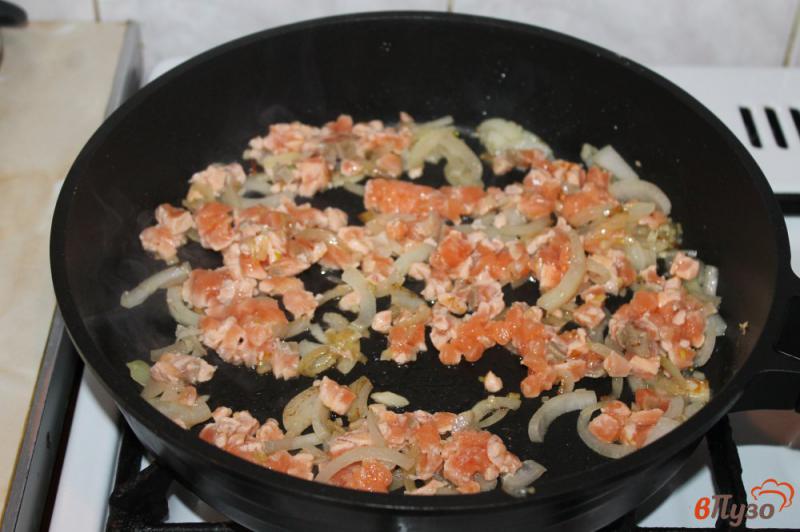 Фото приготовление рецепта: Киш лорен с рыбой брокколи и сыром шаг №4