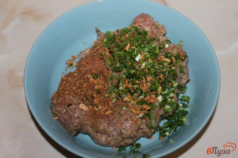 Фото приготовление рецепта: Сосиски из фарша с зеленым луком шаг №2