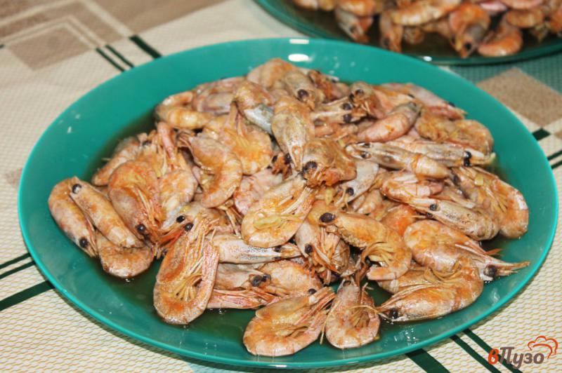 Фото приготовление рецепта: Креветки в панцире тушеные в сливочном масле с лимоном и чесноком шаг №6