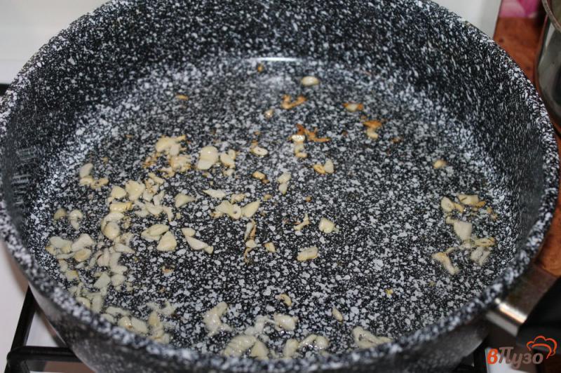 Фото приготовление рецепта: Креветки в панцире тушеные в сливочном масле с лимоном и чесноком шаг №2