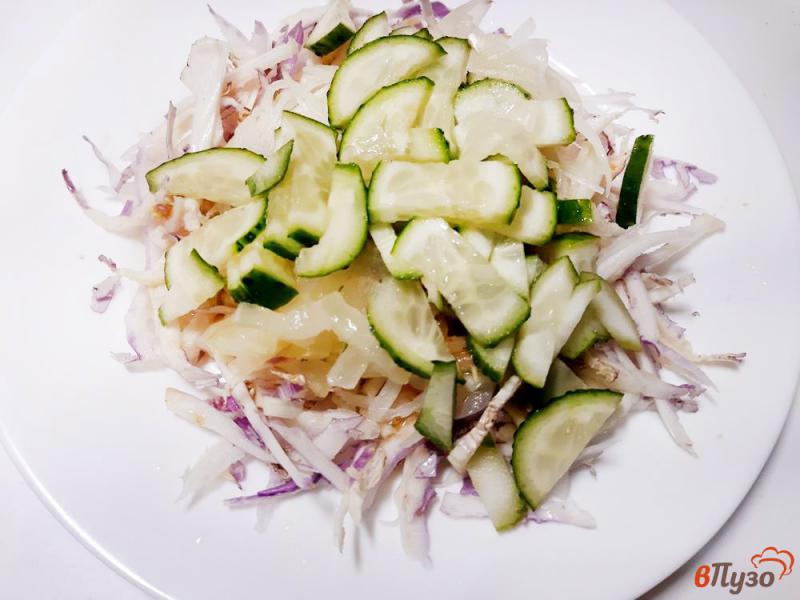 Фото приготовление рецепта: Салат из краснокачанной капусты с огурцами шаг №6