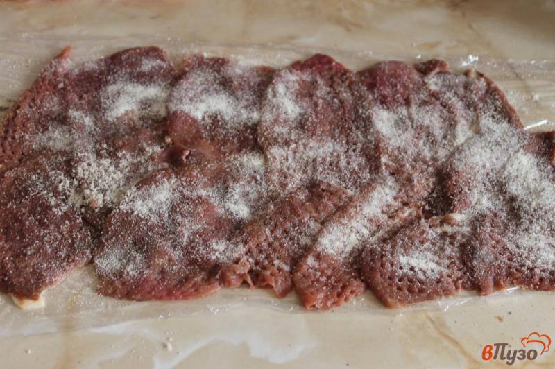 Фото приготовление рецепта: Мясной рулет с беконом и грибной пастой шаг №4