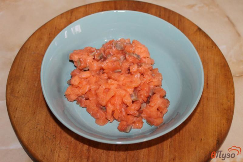 Фото приготовление рецепта: Тартар из лосося с рукколой и вялеными томатами шаг №1