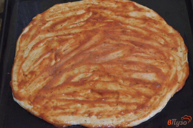 Фото приготовление рецепта: Пицца на дрожжевом тесте с двумя видами сыра шаг №2