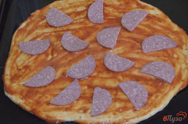 Фото приготовление рецепта: Пицца на дрожжевом тесте с двумя видами сыра шаг №3