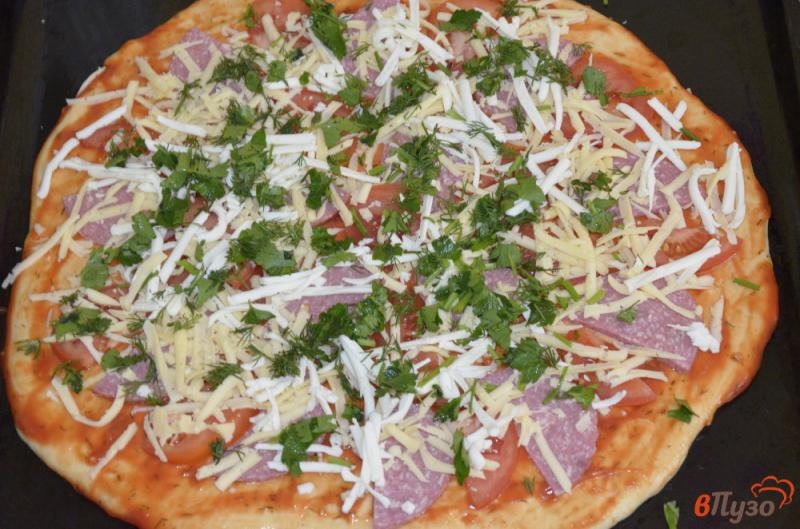 Фото приготовление рецепта: Пицца на дрожжевом тесте с двумя видами сыра шаг №5