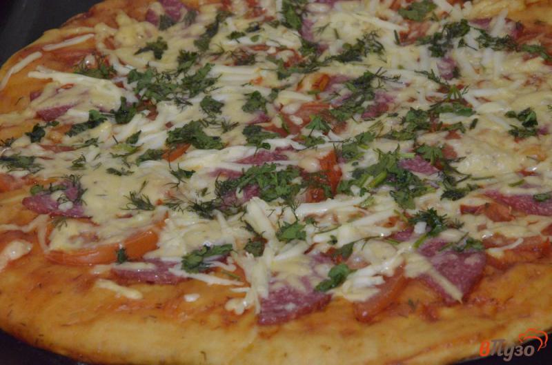 Фото приготовление рецепта: Пицца на дрожжевом тесте с двумя видами сыра шаг №6