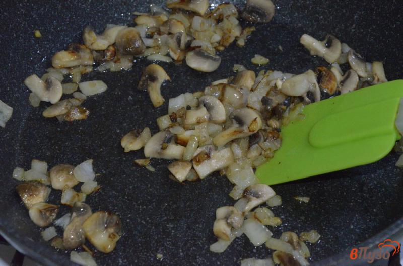 Фото приготовление рецепта: Постная кукурузная каша с грибами шаг №2