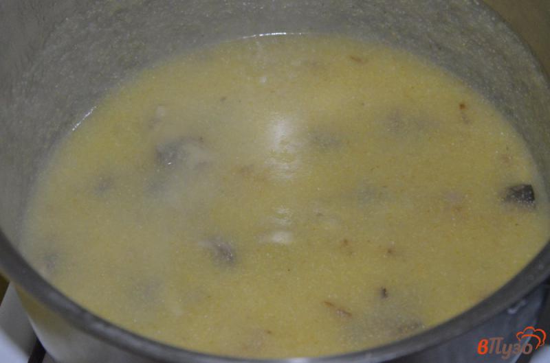 Фото приготовление рецепта: Постная кукурузная каша с грибами шаг №4