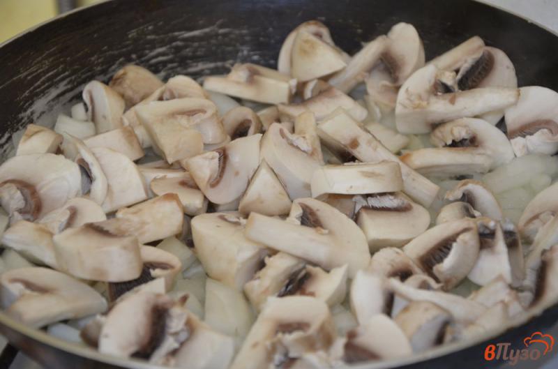 Фото приготовление рецепта: Постные драники с грибами шаг №4