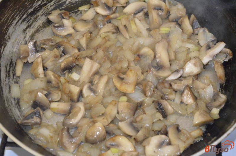 Фото приготовление рецепта: Постные драники с грибами шаг №5
