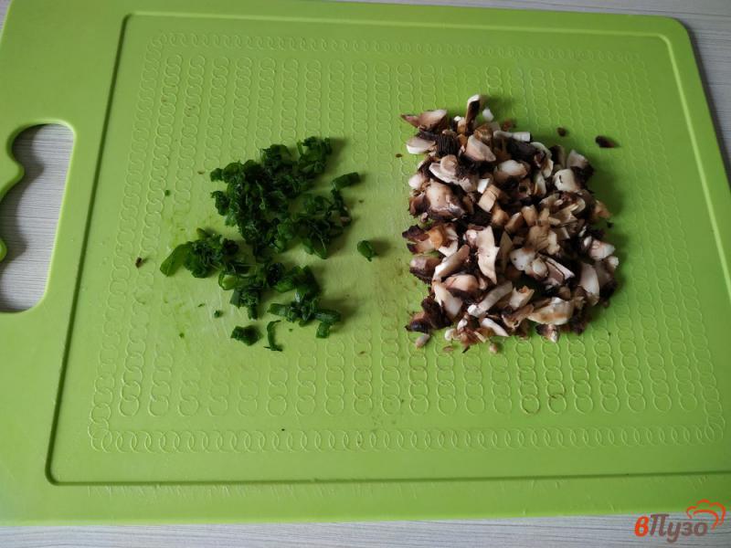 Фото приготовление рецепта: Драники с грибами и голландским сыром шаг №2