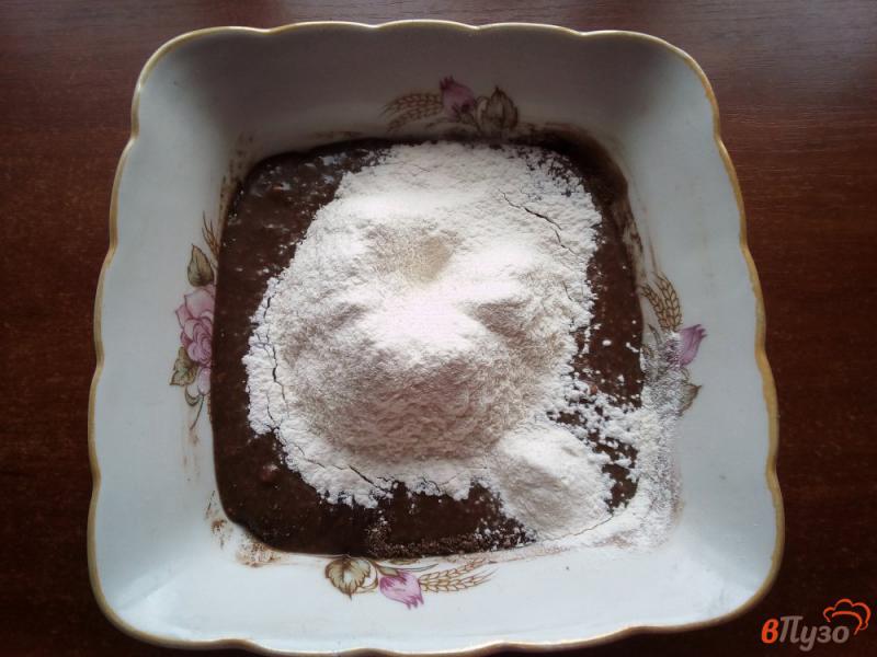 Фото приготовление рецепта: Шоколадные кексы с ягодами шаг №5