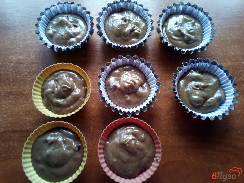 Фото приготовление рецепта: Шоколадные кексы с ягодами шаг №7