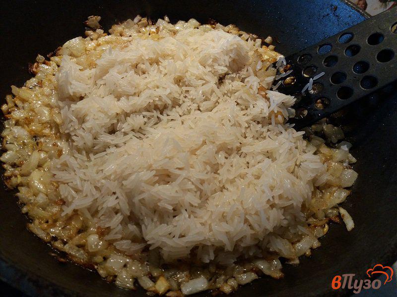Фото приготовление рецепта: Томатный рис с чесноком на гарнир шаг №4