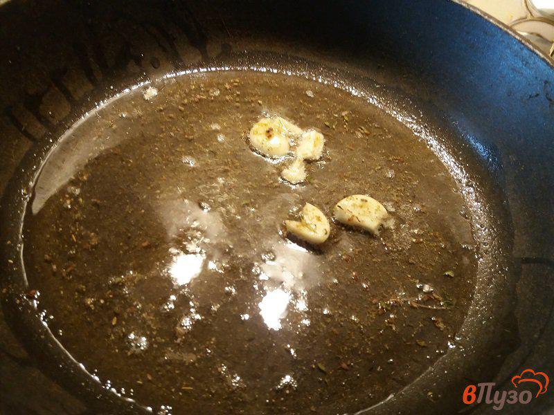 Фото приготовление рецепта: Томатный рис с чесноком на гарнир шаг №2